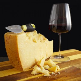 Punta di Parmigiano Reggiano stagionato oltre 60 mesi con calice di vino rosso